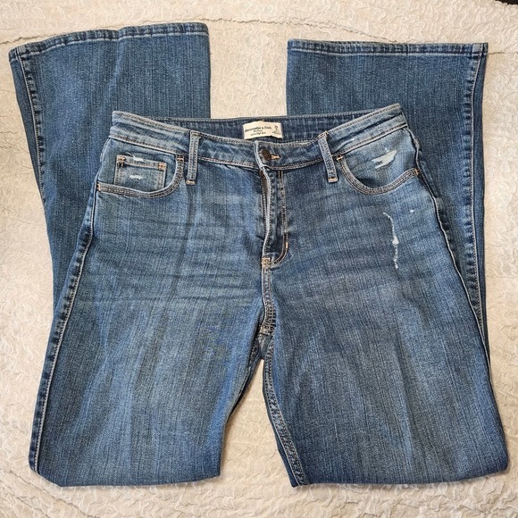 Abercrombie & Fitch Ultra High Rise Stretch Flare Jean size 8 - Picture 3 of 4